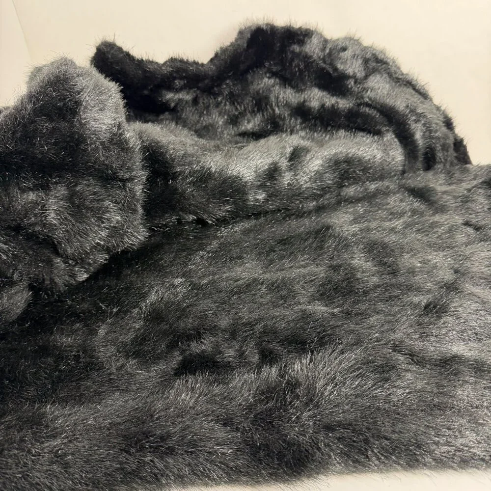 Plush Black Faux Fur Reading Throw Blanket 42